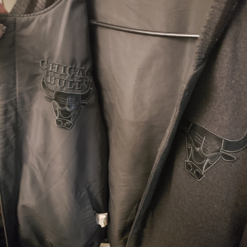 Reversible Chicago Bulls coat w matching hat